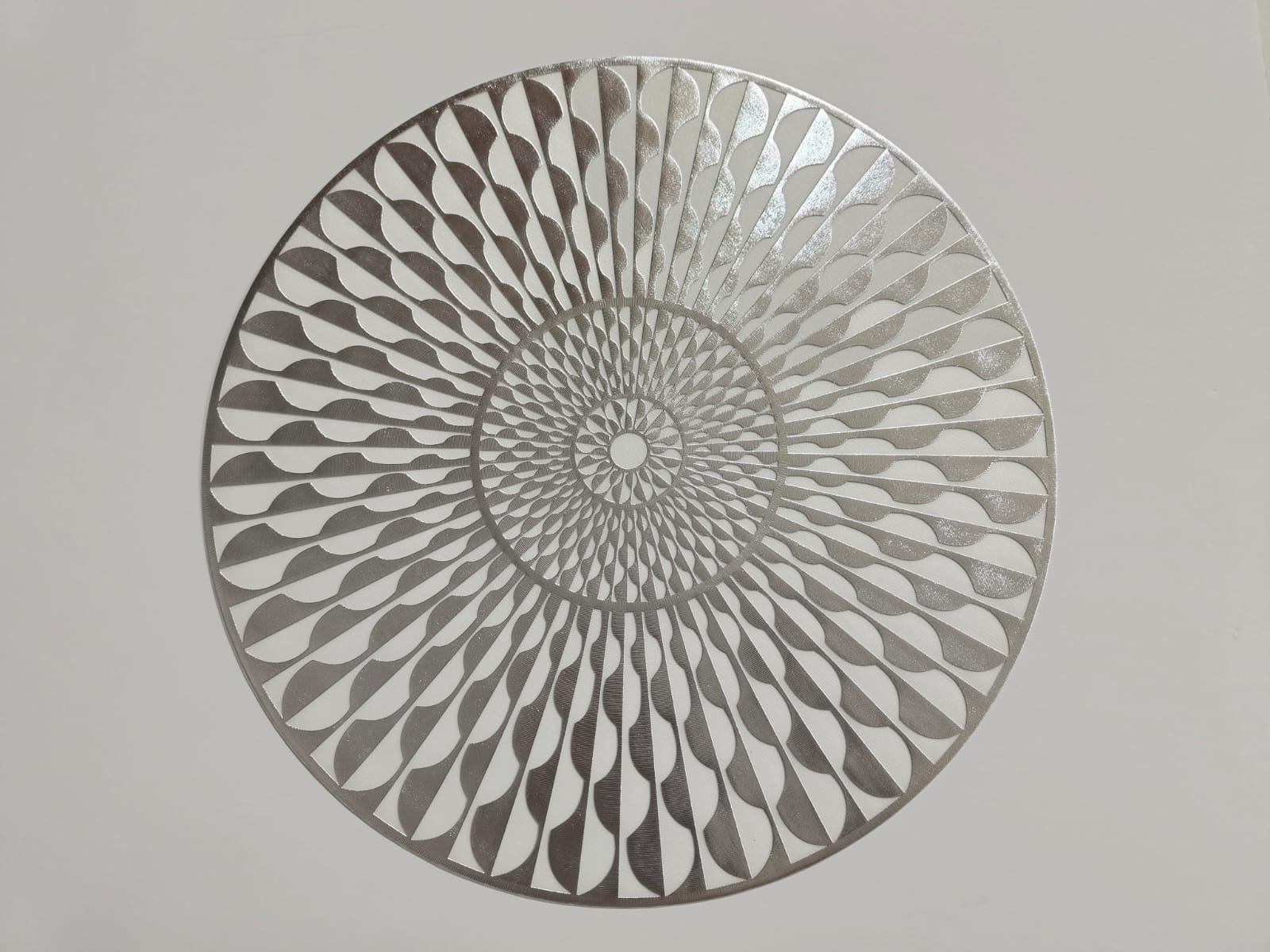 Round Placemats - Elegant Non-Slip Table Mat (Set of 4 Nos)-Silver